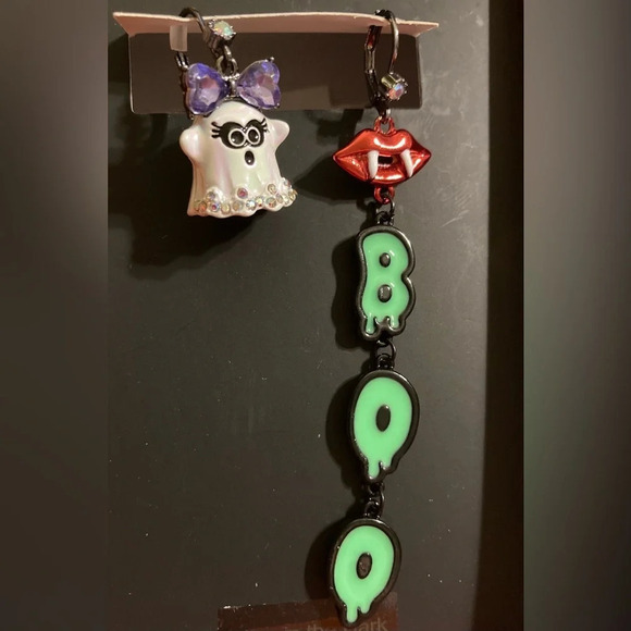 BETSEY JOHNSON Halloween Mismatched Vampire Ghost & Boo Earrings Dangle NEW NWT - Picture 2 of 5